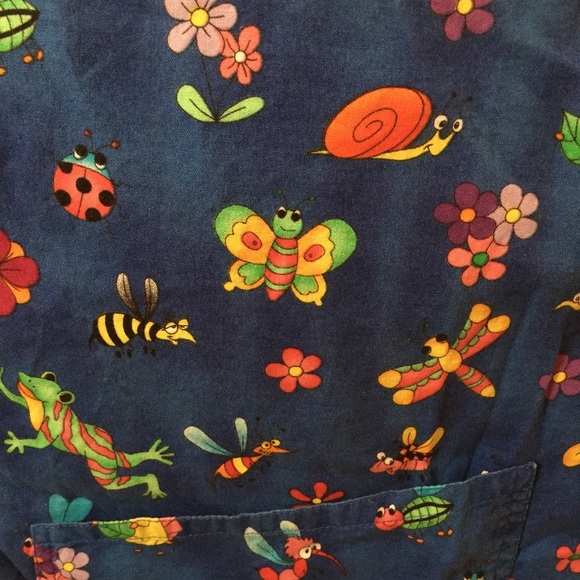 ▫️Crazy Scrubs Scrub Top with Flowers, Bugs, Frogs - Picture 3 of 16